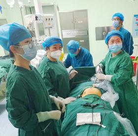 與時(shí)間賽跑，與死神競(jìng)逐。宮外孕搶救現(xiàn)場(chǎng)，上演“生死時(shí)速”
